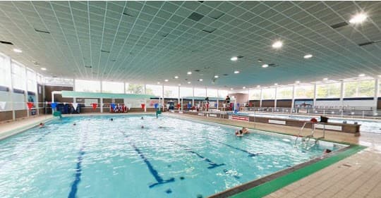 Bracknell Leisure Centre swimming school facility in Bracknell, Unknown - Professional swimming lessons and training