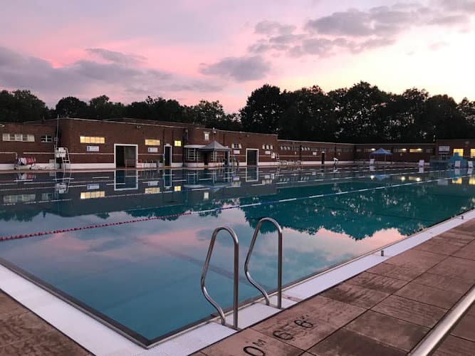 Lido Summer Swim School swimming school facility in London, Unknown - Professional swimming lessons and training