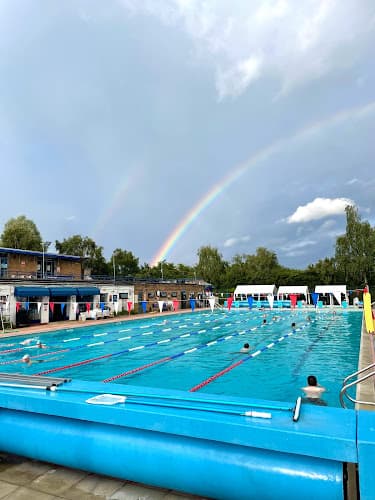 Hampton Pool swimming school facility in Hampton, Unknown - Professional swimming lessons and training